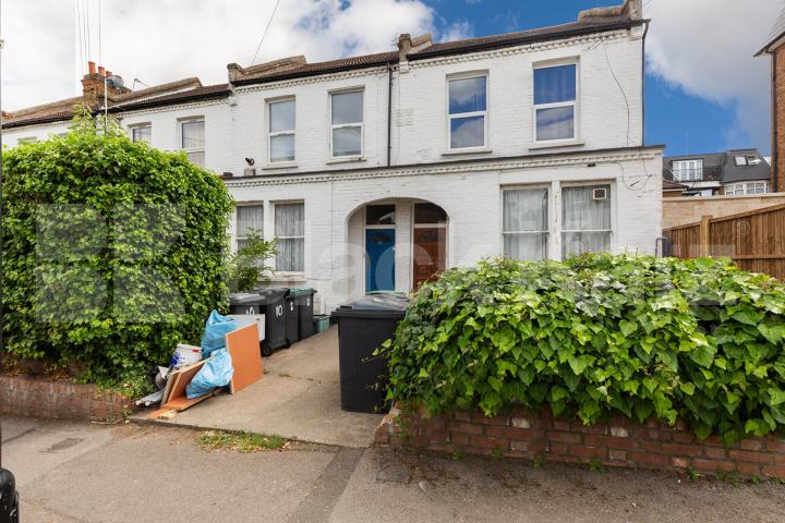 Top floor one double bedroom flat conveniently located close to transport Newnham Road, Wood Green